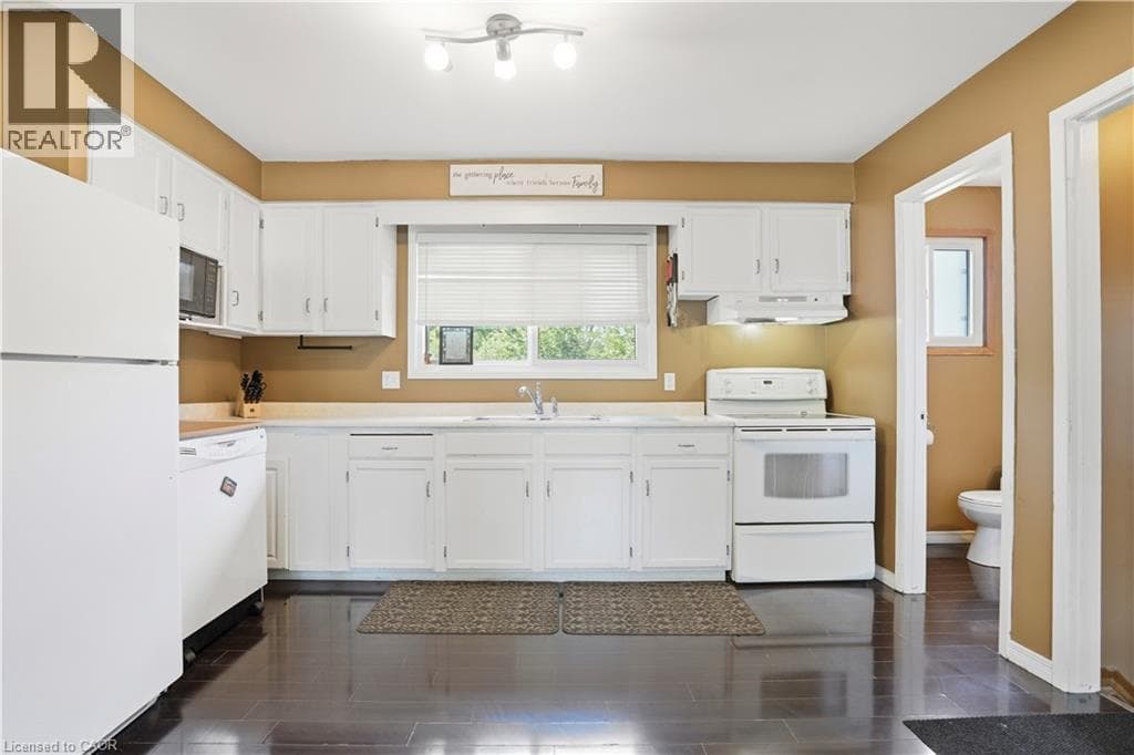 Single Family at 20 NOTTINGHAM Court, Welland, Ontario - Photo 4 - RE/MAX Garden City Realty