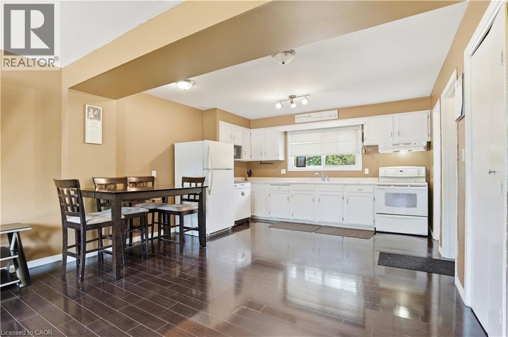 Single Family at 20 NOTTINGHAM Court, Welland, Ontario - Photo 5 - RE/MAX Garden City Realty