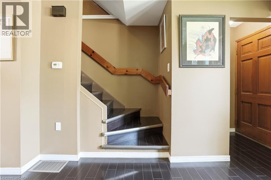 Single Family at 20 NOTTINGHAM Court, Welland, Ontario - Photo 6 - RE/MAX Garden City Realty
