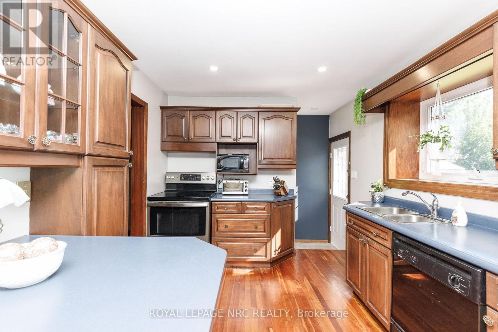 Single Family at 85 Regent Drive, St. Catharines (Vine/Linwell), Ontario - Photo 10 - RE/MAX Garden City Realty