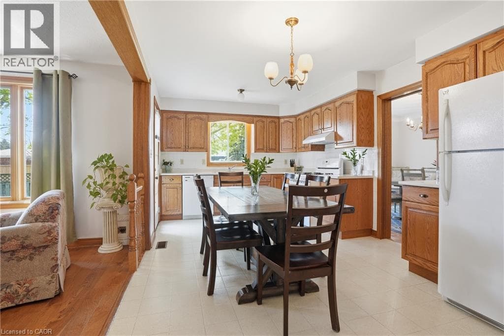 Single Family at 11 GREENBRIAR Court, Welland, Ontario - Photo 7 - RE/MAX Garden City Realty