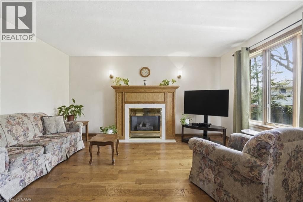 Single Family at 11 GREENBRIAR Court, Welland, Ontario - Photo 6 - RE/MAX Garden City Realty