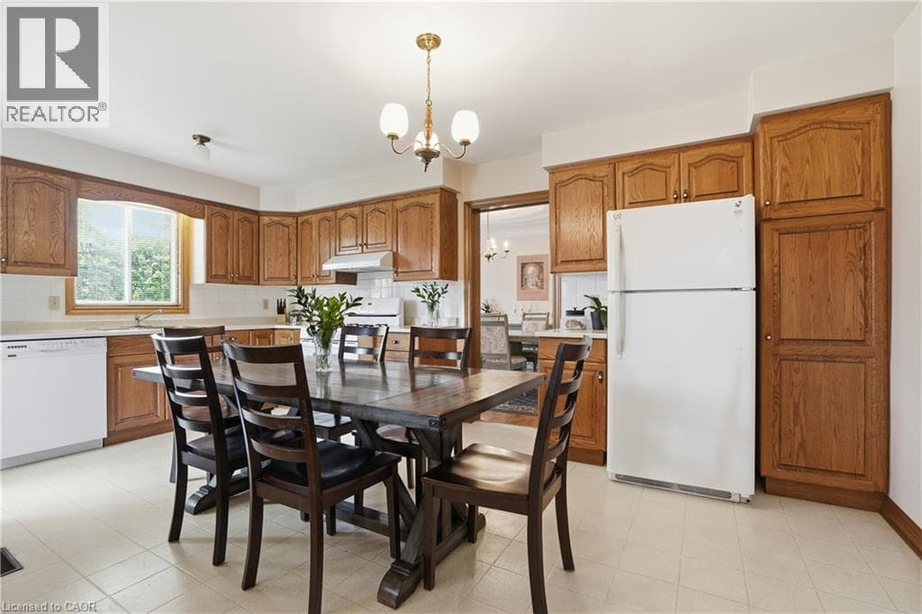 Single Family at 11 GREENBRIAR Court, Welland, Ontario - Photo 10 - RE/MAX Garden City Realty