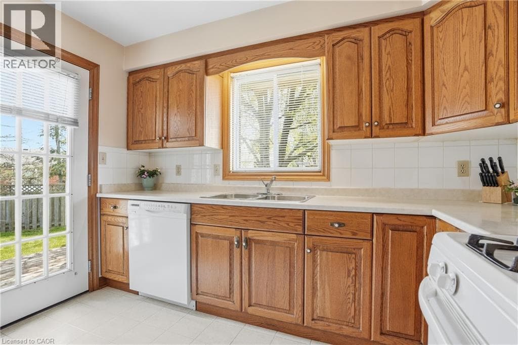 Single Family at 11 GREENBRIAR Court, Welland, Ontario - Photo 9 - RE/MAX Garden City Realty