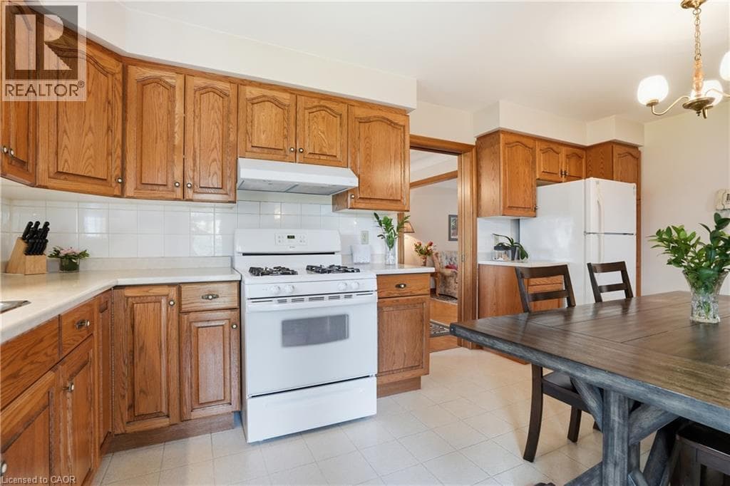 Single Family at 11 GREENBRIAR Court, Welland, Ontario - Photo 8 - RE/MAX Garden City Realty