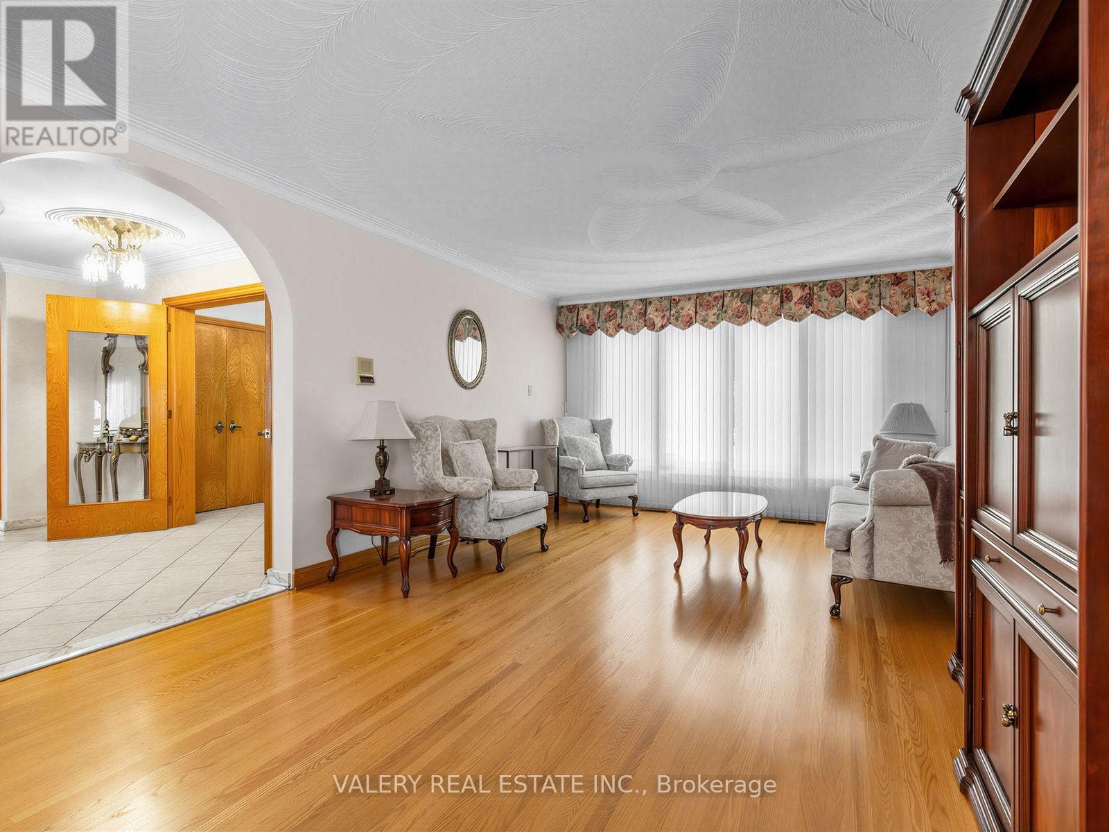 Single Family at 370 Maple Leaf Drive, Toronto (Maple Leaf), Ontario - Photo 4 - RE/MAX Garden City Realty