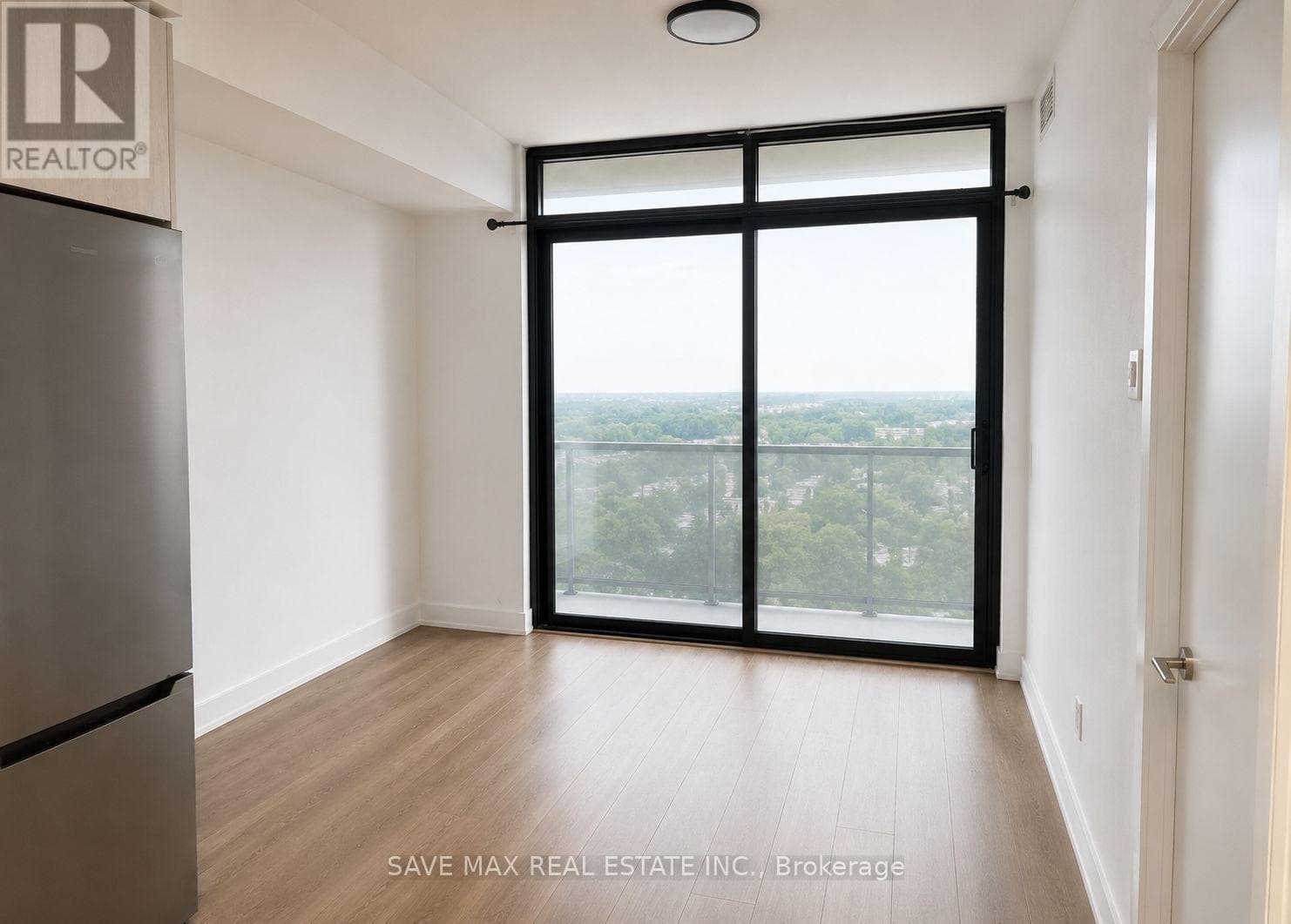 1410- 86 Dundas Street