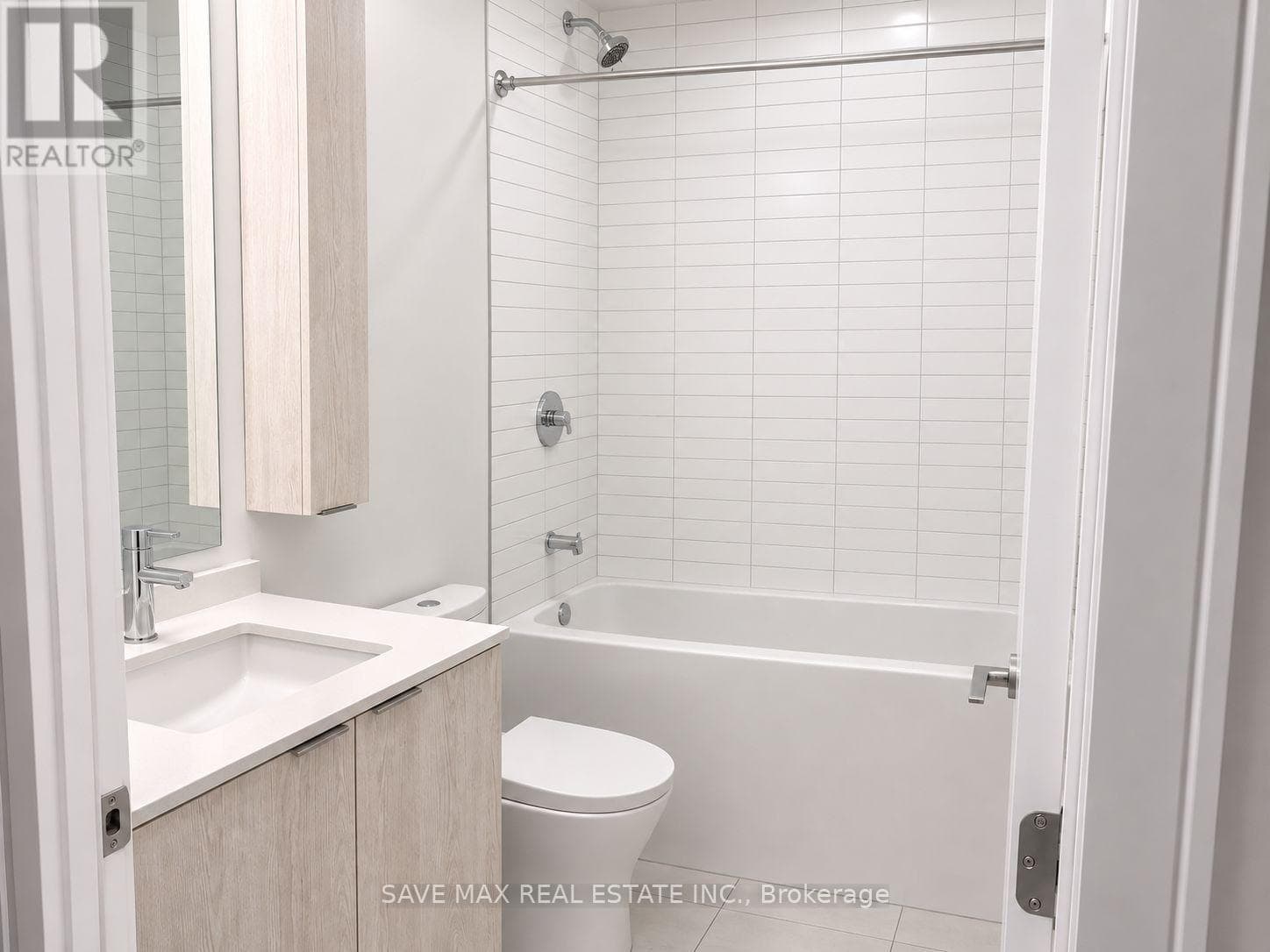 Single Family at 1410- 86 Dundas Street, Mississauga (Cooksville), Ontario - Photo 3 - RE/MAX Garden City Realty