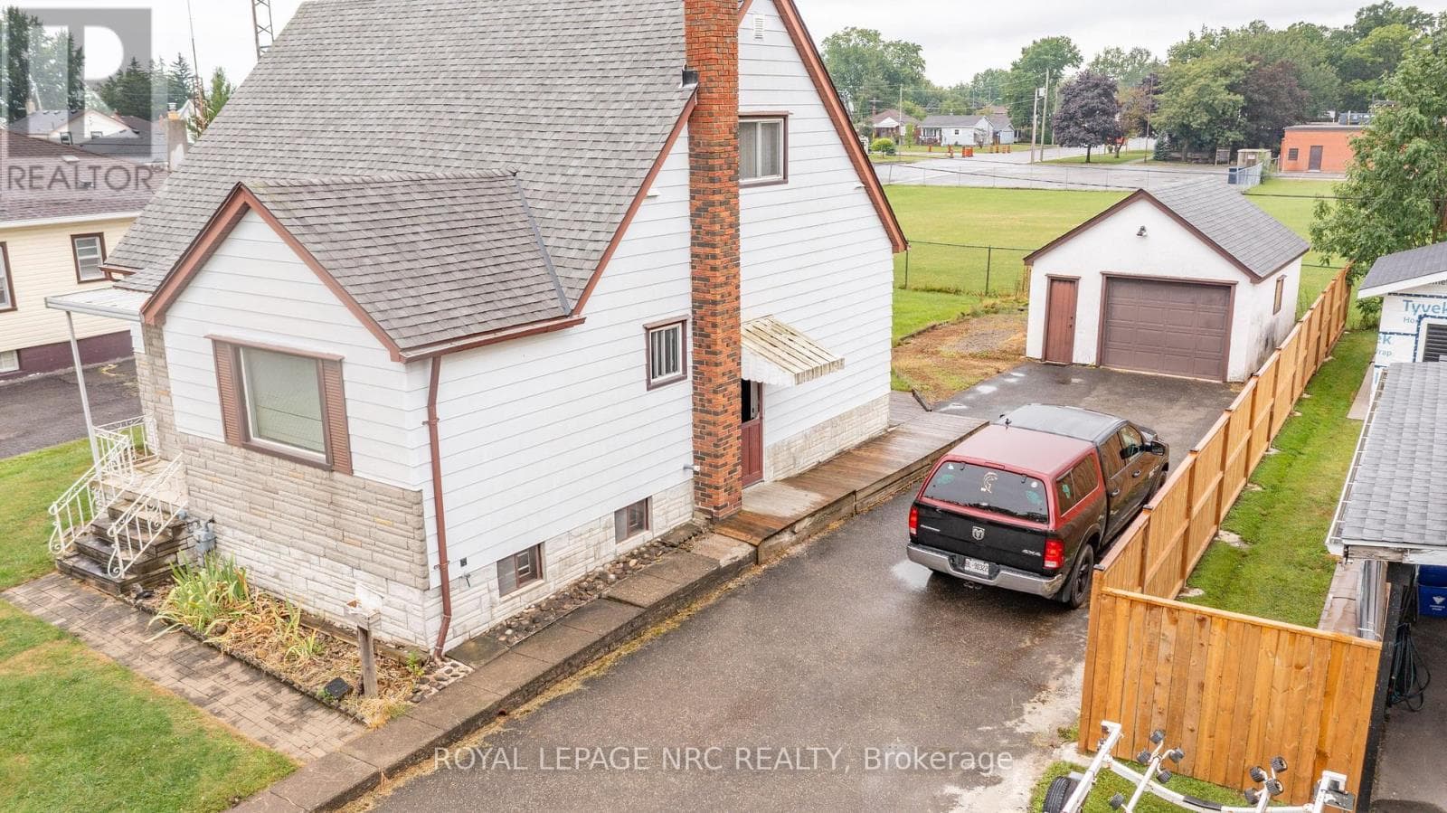 Single Family at 215 Knoll Street, Port Colborne (Main Street), Ontario - Photo 3 - RE/MAX Garden City Realty