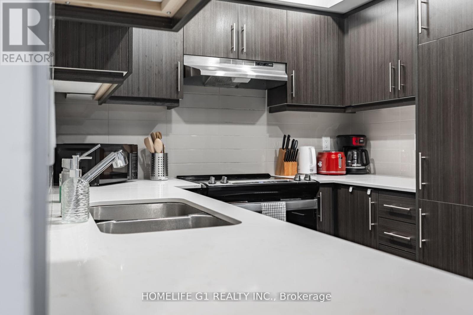 Single Family at 48- 5 William Jackson Way, Toronto (New Toronto), Ontario - Photo 10 - RE/MAX Garden City Realty
