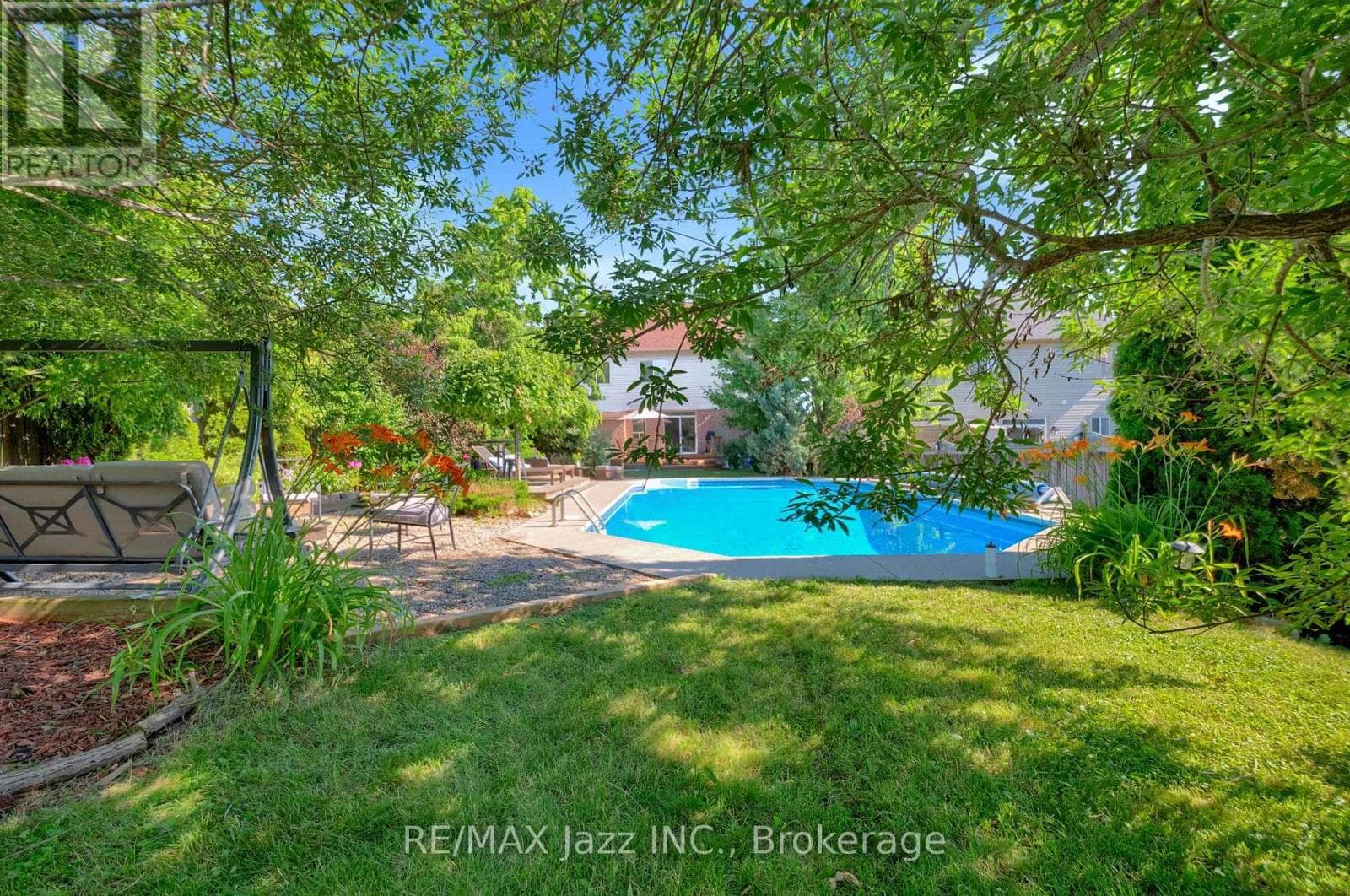 Single Family at 1098 Keswick Court, Oshawa (Pinecrest), Ontario - Photo 2 - RE/MAX Garden City Realty