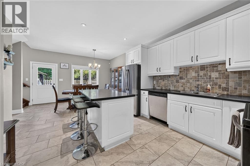 Single Family at 17 GRANTHAM Avenue, St. Catharines, Ontario - Photo 10 - RE/MAX Garden City Realty