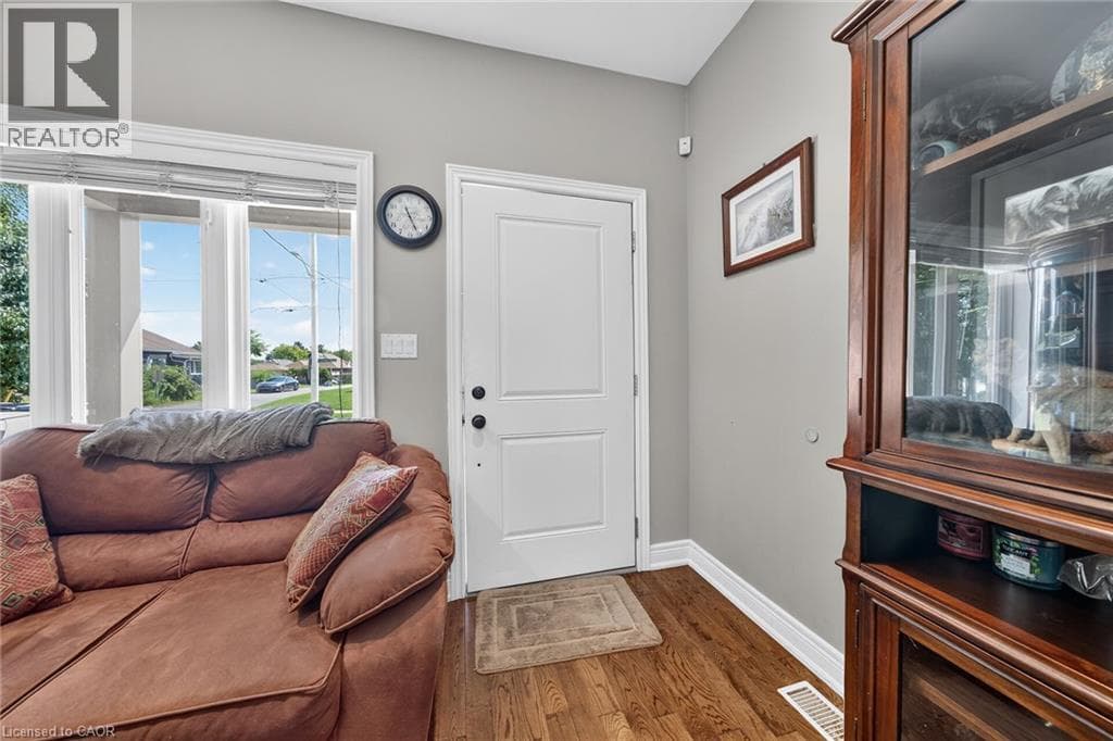 Single Family at 17 GRANTHAM Avenue, St. Catharines, Ontario - Photo 4 - RE/MAX Garden City Realty