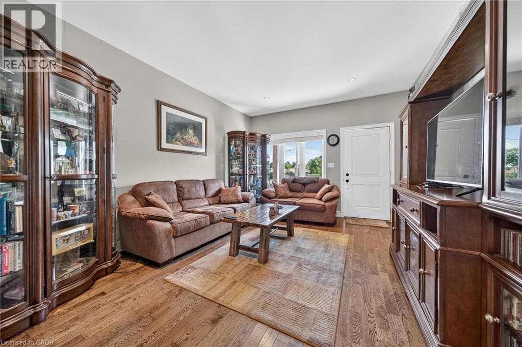 Single Family at 17 GRANTHAM Avenue, St. Catharines, Ontario - Photo 5 - RE/MAX Garden City Realty
