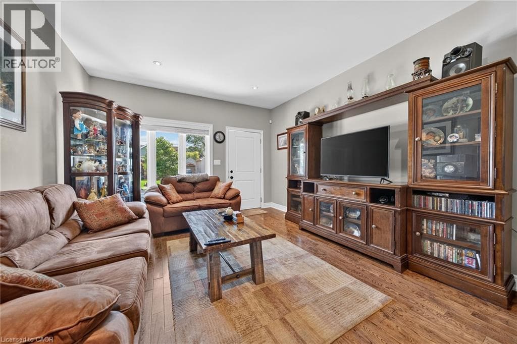 Single Family at 17 GRANTHAM Avenue, St. Catharines, Ontario - Photo 6 - RE/MAX Garden City Realty