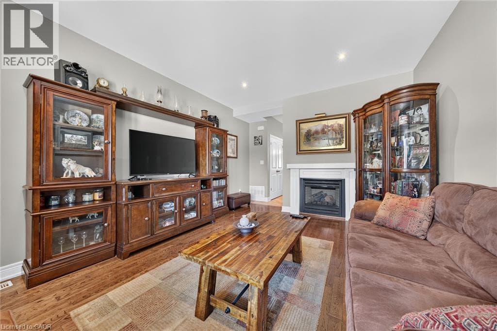 Single Family at 17 GRANTHAM Avenue, St. Catharines, Ontario - Photo 7 - RE/MAX Garden City Realty