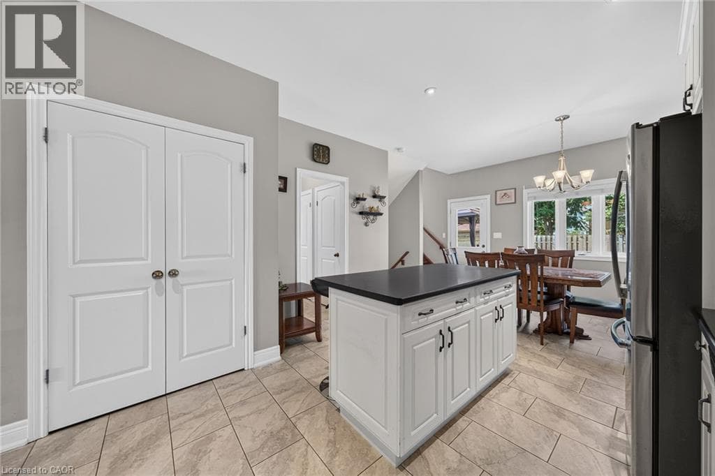 Single Family at 17 GRANTHAM Avenue, St. Catharines, Ontario - Photo 9 - RE/MAX Garden City Realty