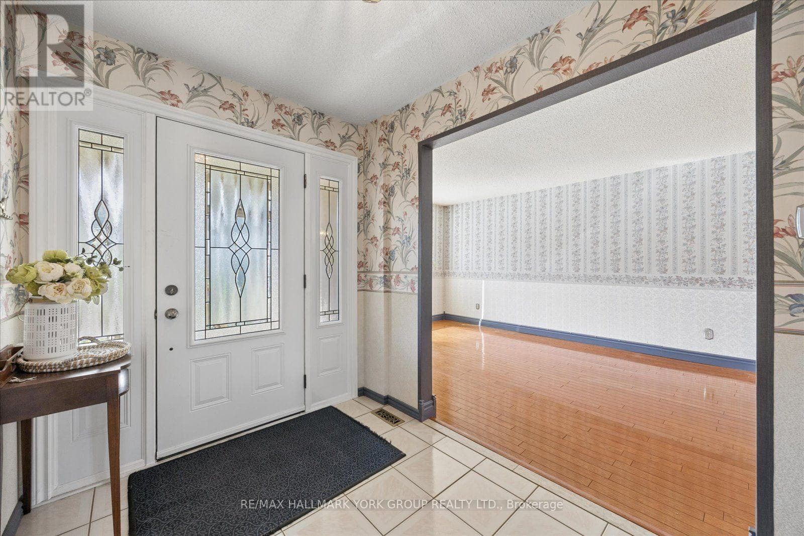 Single Family at 306 Erin Trail, Newmarket (Bristol-London), Ontario - Photo 4 - RE/MAX Garden City Realty