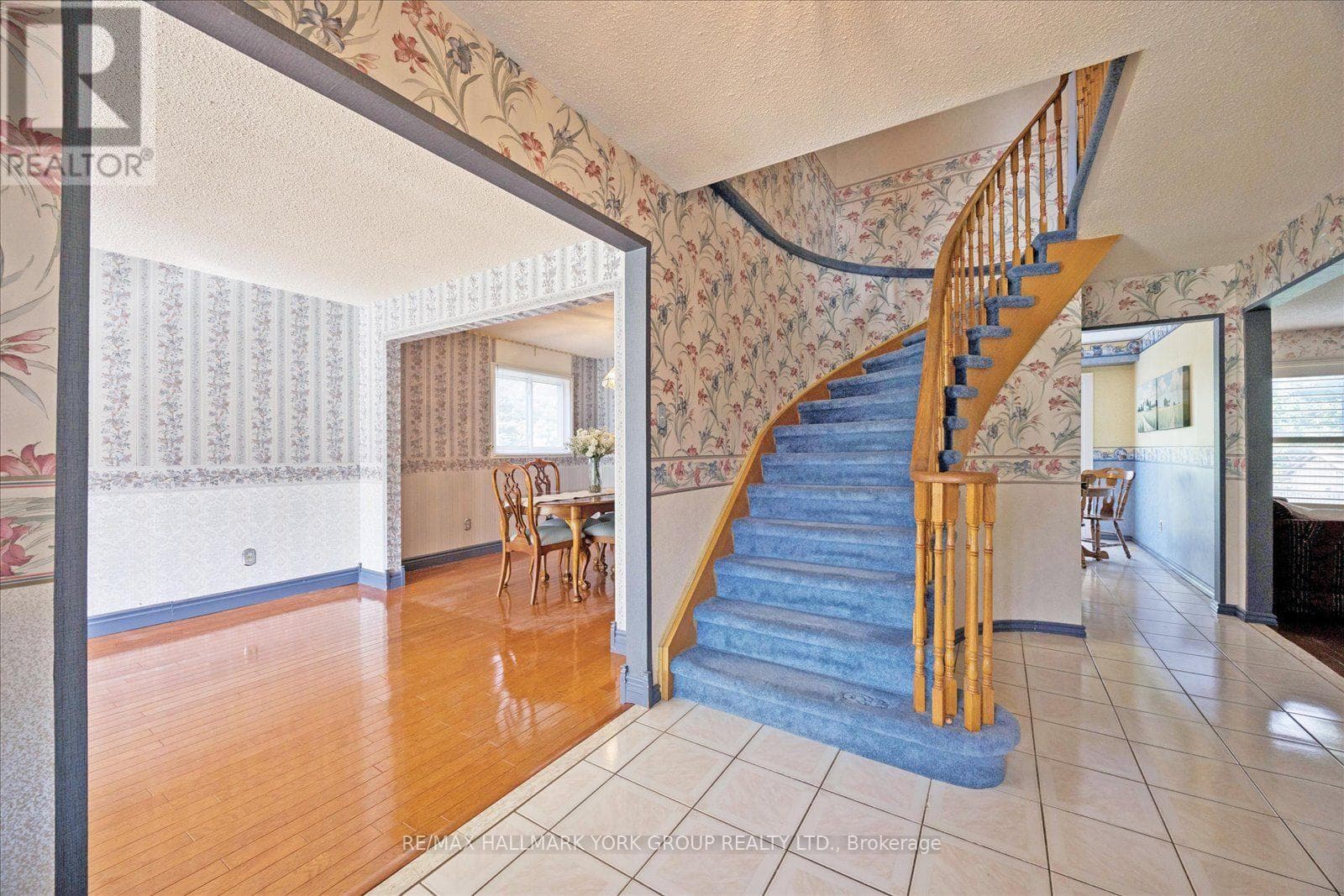 Single Family at 306 Erin Trail, Newmarket (Bristol-London), Ontario - Photo 5 - RE/MAX Garden City Realty