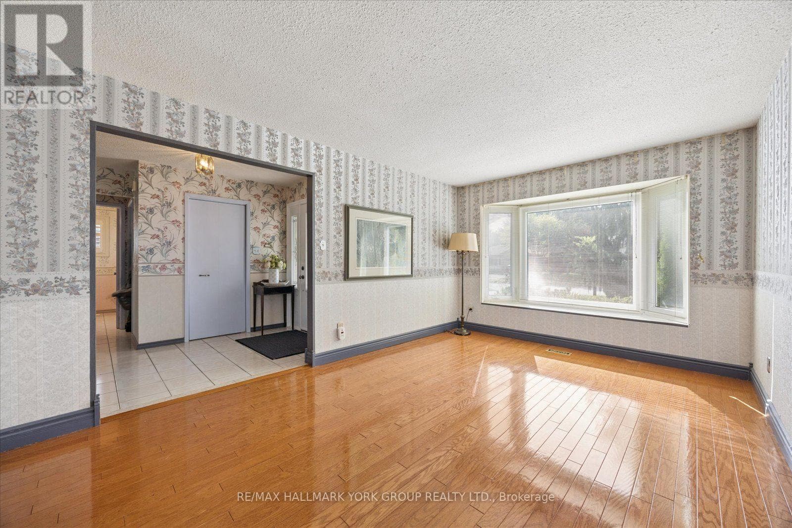 Single Family at 306 Erin Trail, Newmarket (Bristol-London), Ontario - Photo 6 - RE/MAX Garden City Realty
