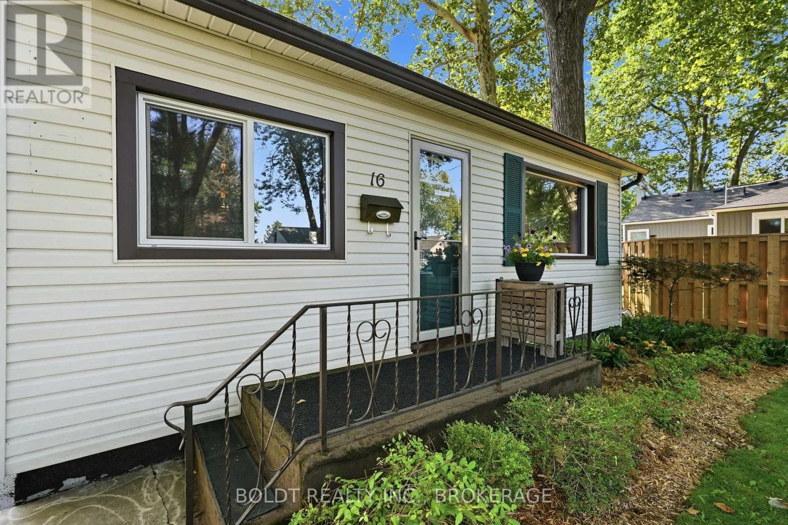 Single Family at 16 Longfellow Avenue, St. Catharines (Haig), Ontario - Photo 2 - RE/MAX Garden City Realty