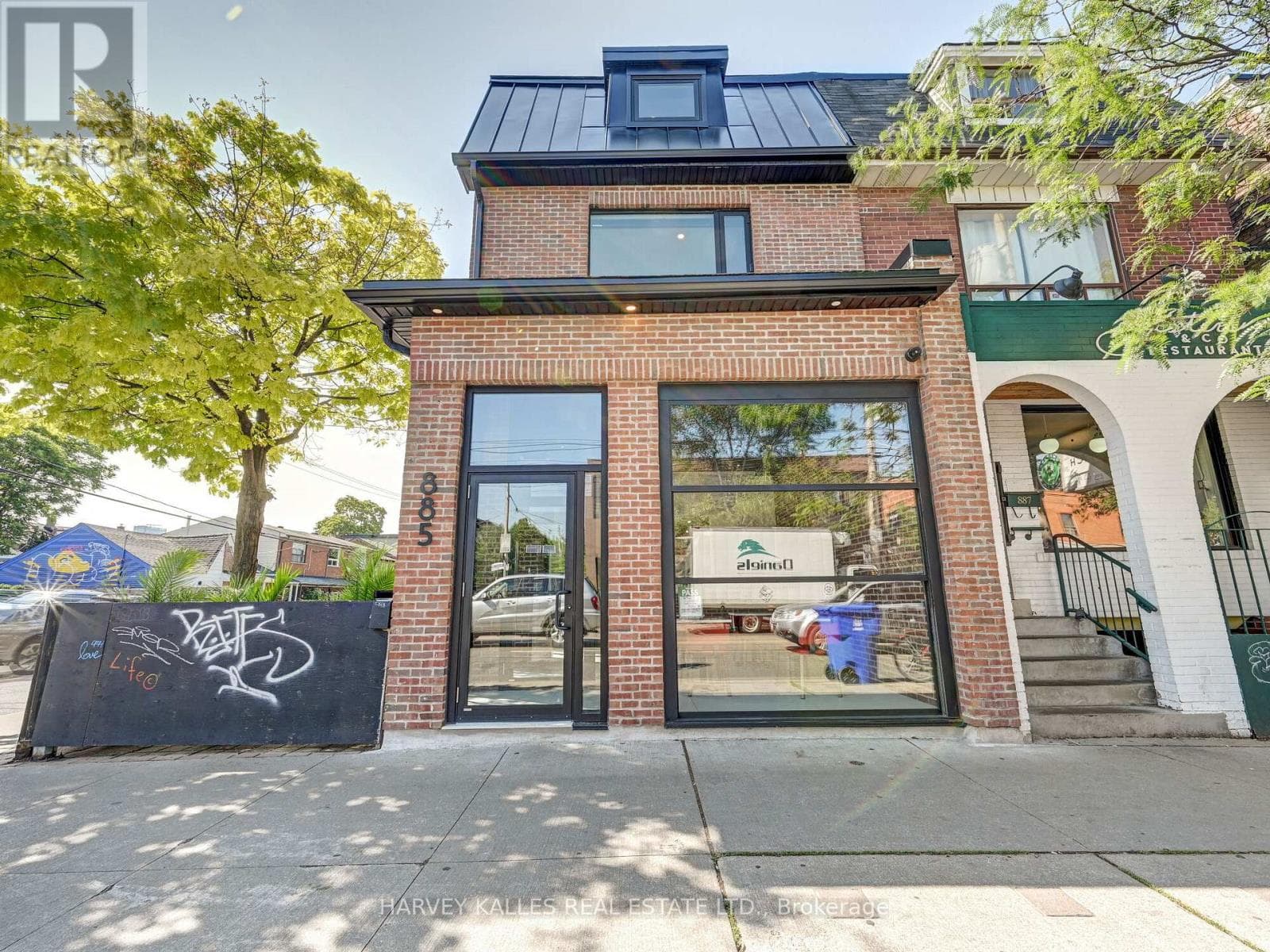 885 Dundas Street