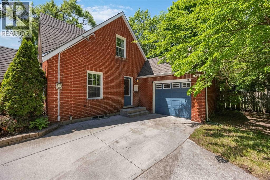 Single Family at 860 LONDON Road, Sarnia, Ontario - Photo 4 - RE/MAX Garden City Realty