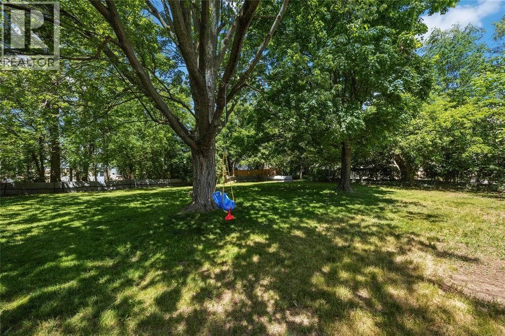 Single Family at 860 LONDON Road, Sarnia, Ontario - Photo 5 - RE/MAX Garden City Realty