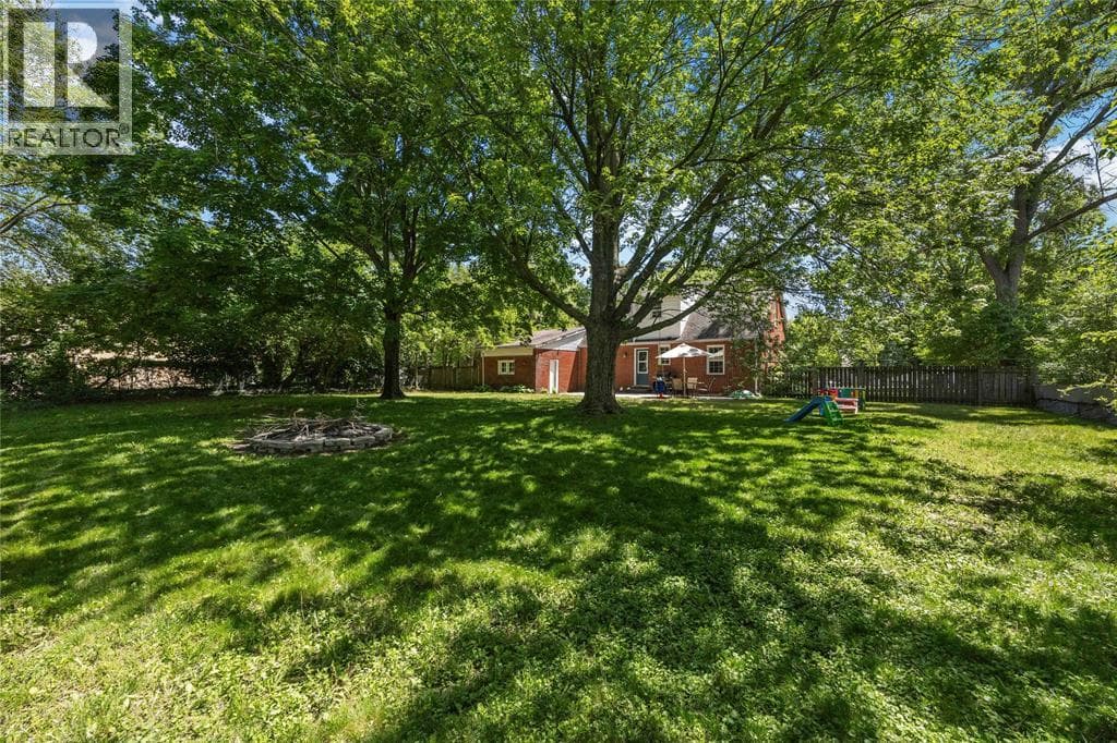 Single Family at 860 LONDON Road, Sarnia, Ontario - Photo 6 - RE/MAX Garden City Realty