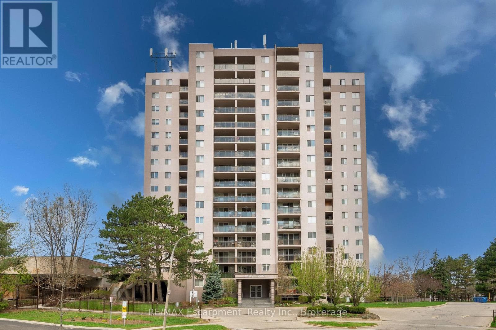 310- 975 Warwick Court