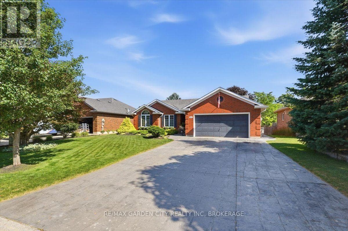 Single Family at 81 SANDRA Drive, Pelham (Fenwick), Ontario - Photo 3 - RE/MAX Garden City Realty
