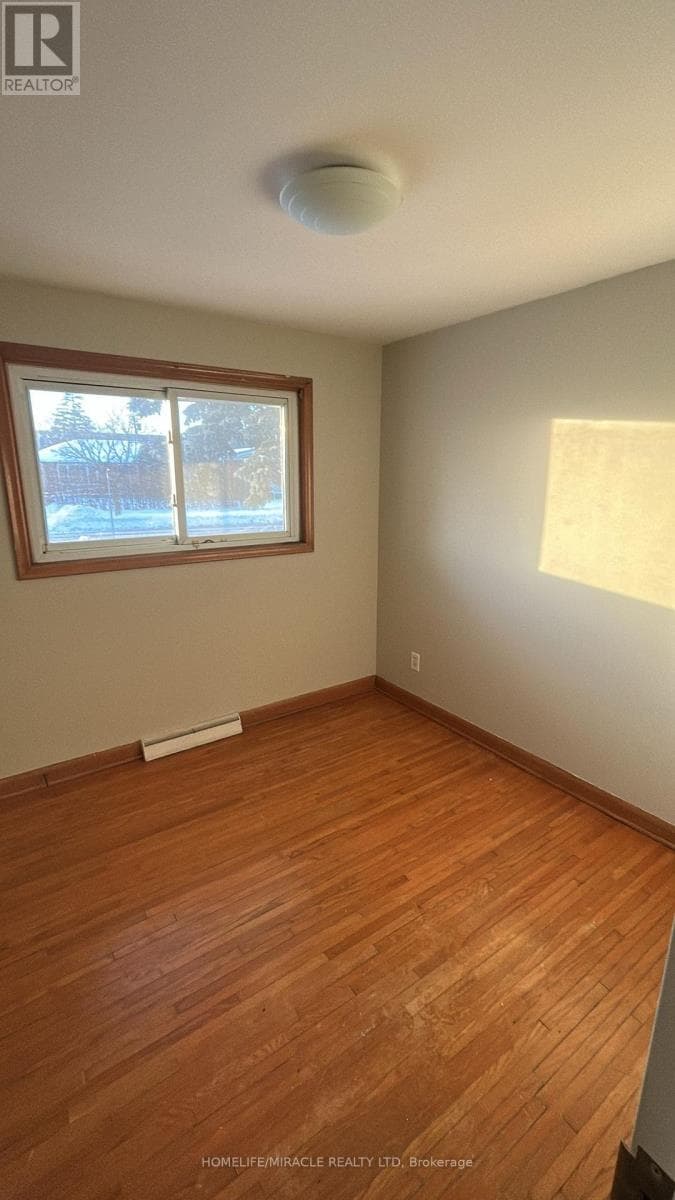Single Family at Upper- 26 Glengarry Road, St. Catharines (Oakdale), Ontario - Photo 3 - RE/MAX Garden City Realty