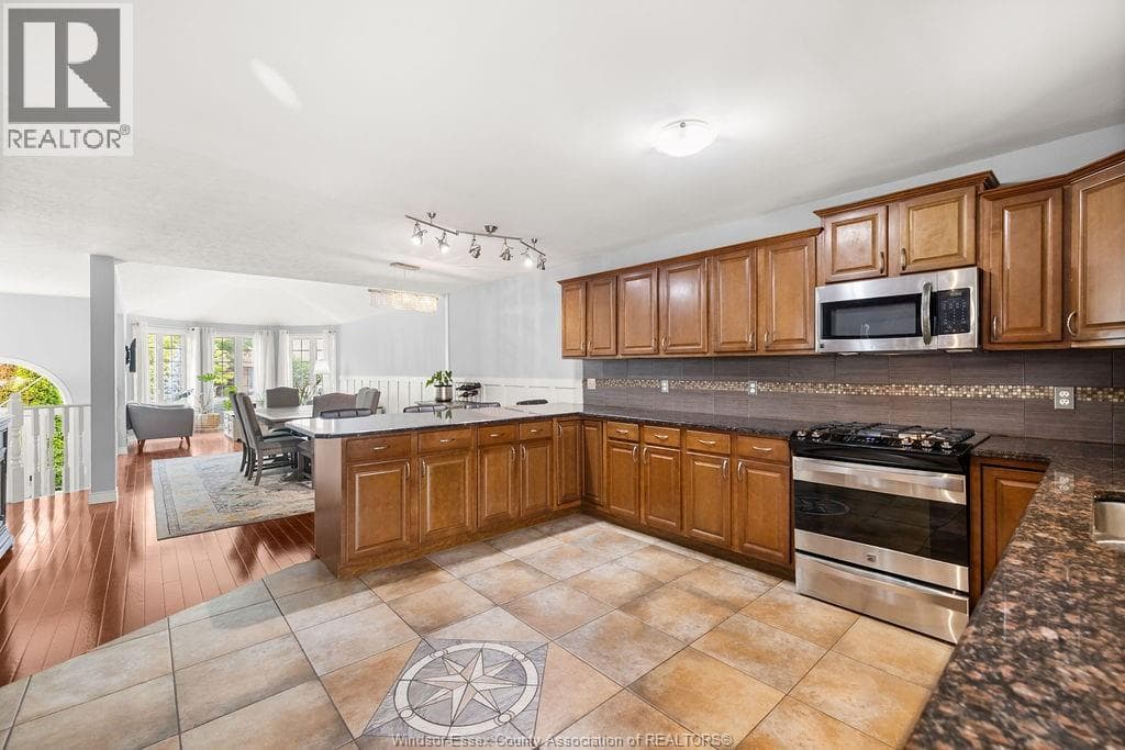 Single Family at 964 GREENPARK, Windsor, Ontario - Photo 4 - RE/MAX Garden City Realty