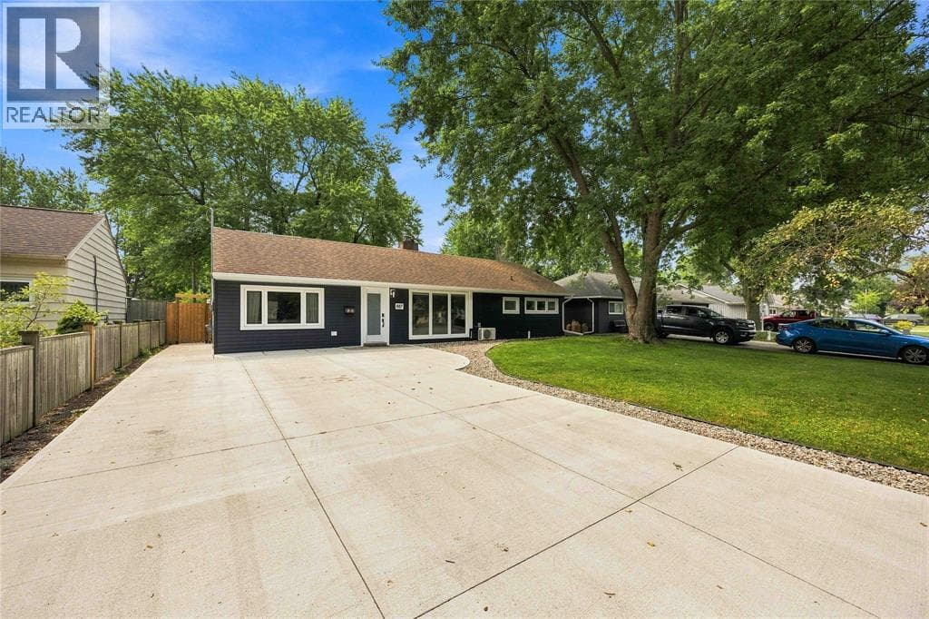 Single Family at 887 MCCAW Street, Sarnia, Ontario - Photo 3 - RE/MAX Garden City Realty
