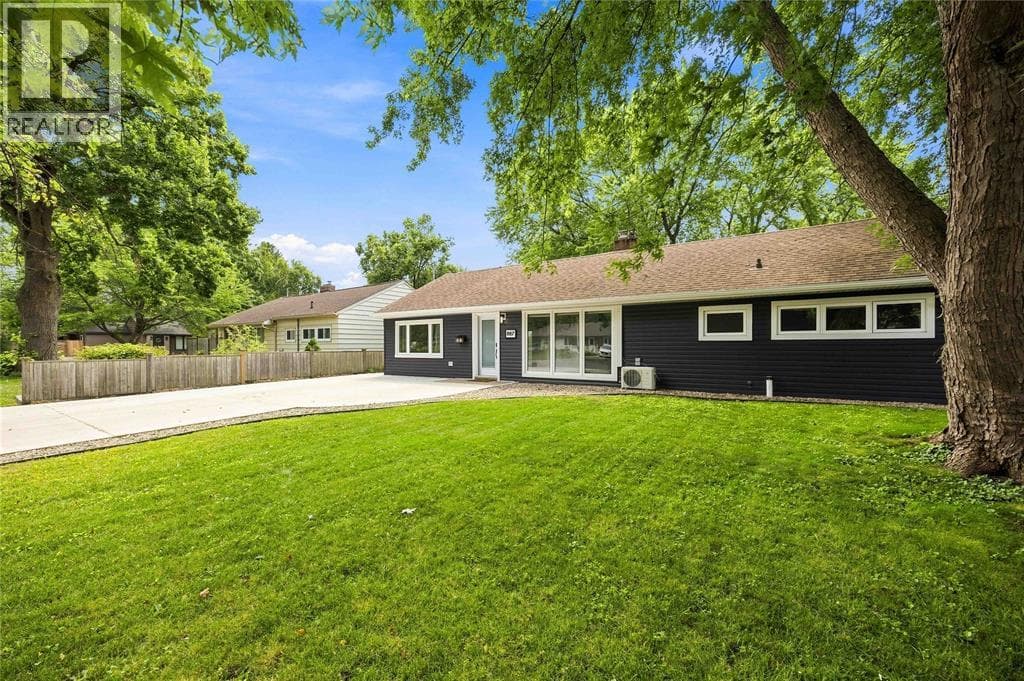 Single Family at 887 MCCAW Street, Sarnia, Ontario - Photo 4 - RE/MAX Garden City Realty