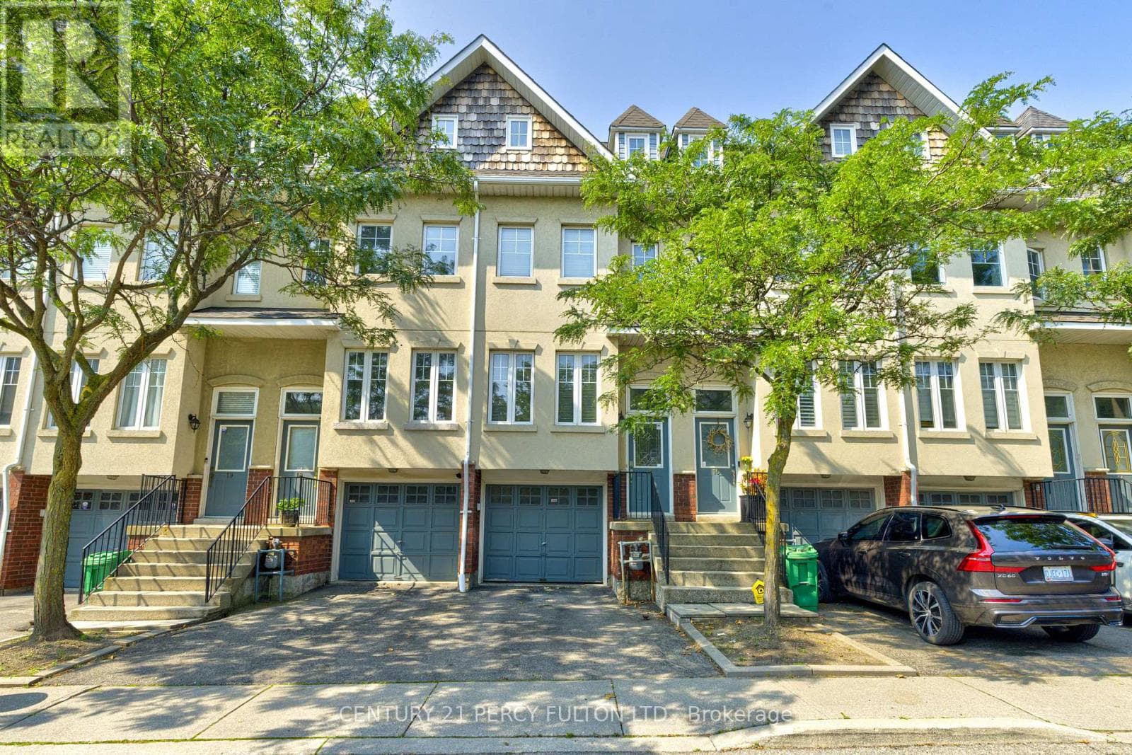 17- 800 Dundas Street