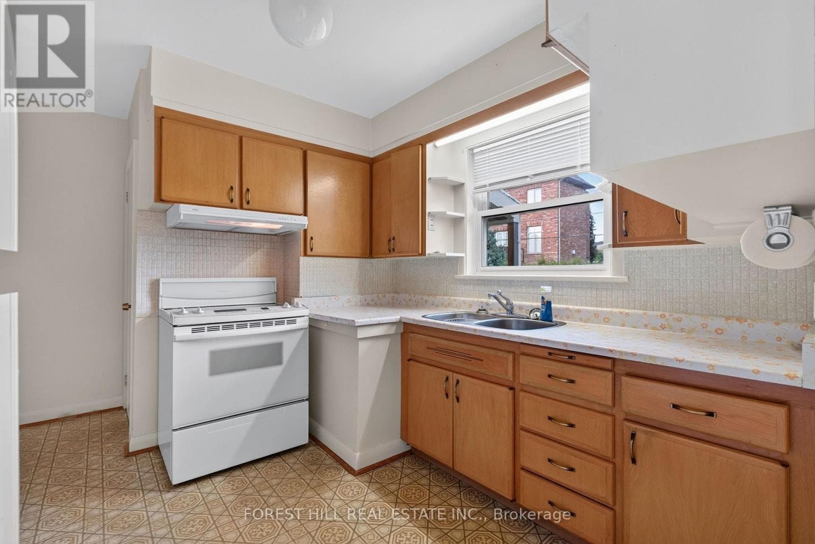 Single Family at 15 Robson Place, Toronto (Newtonbrook West), Ontario - Photo 7 - RE/MAX Garden City Realty