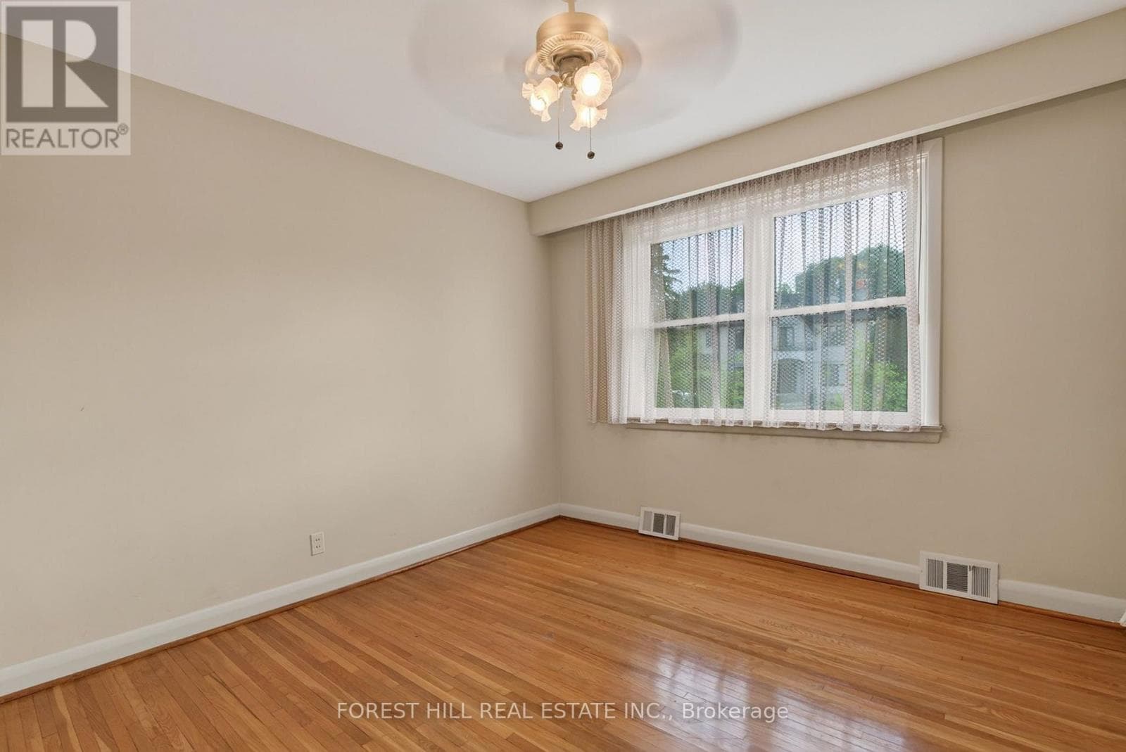 Single Family at 15 Robson Place, Toronto (Newtonbrook West), Ontario - Photo 9 - RE/MAX Garden City Realty