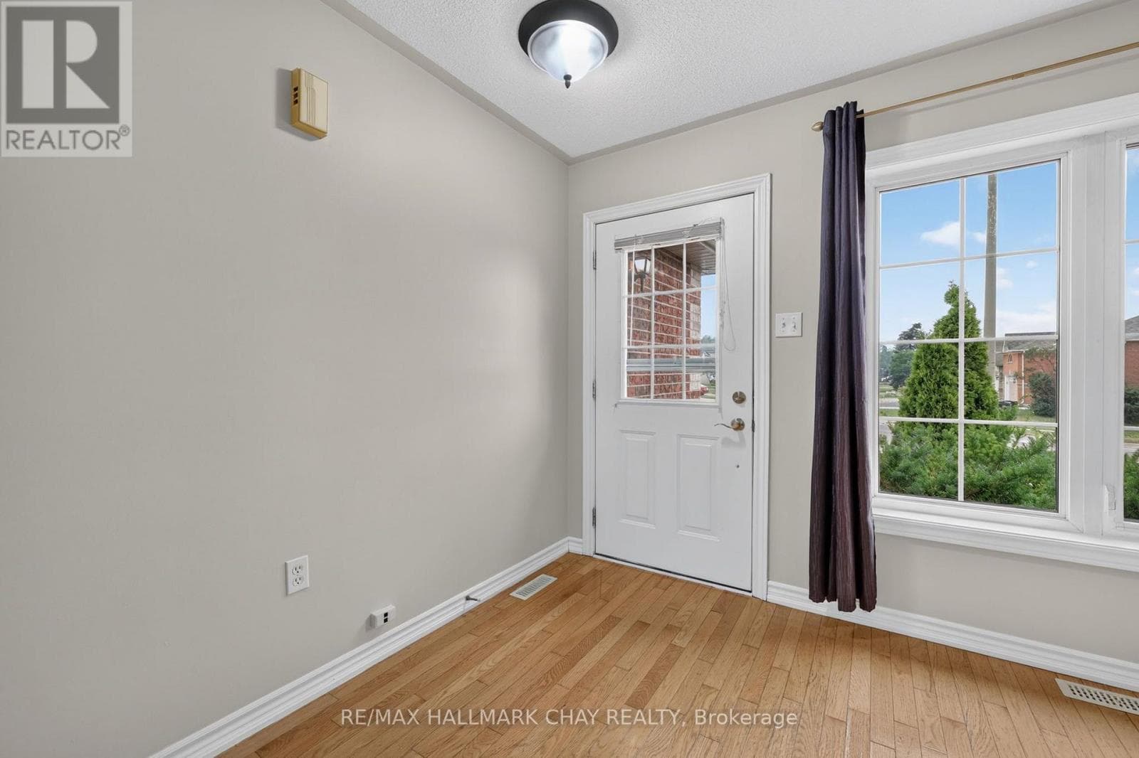 Single Family at 39 Hanmer Street, Barrie (East Bayfield), Ontario - Photo 2 - RE/MAX Garden City Realty