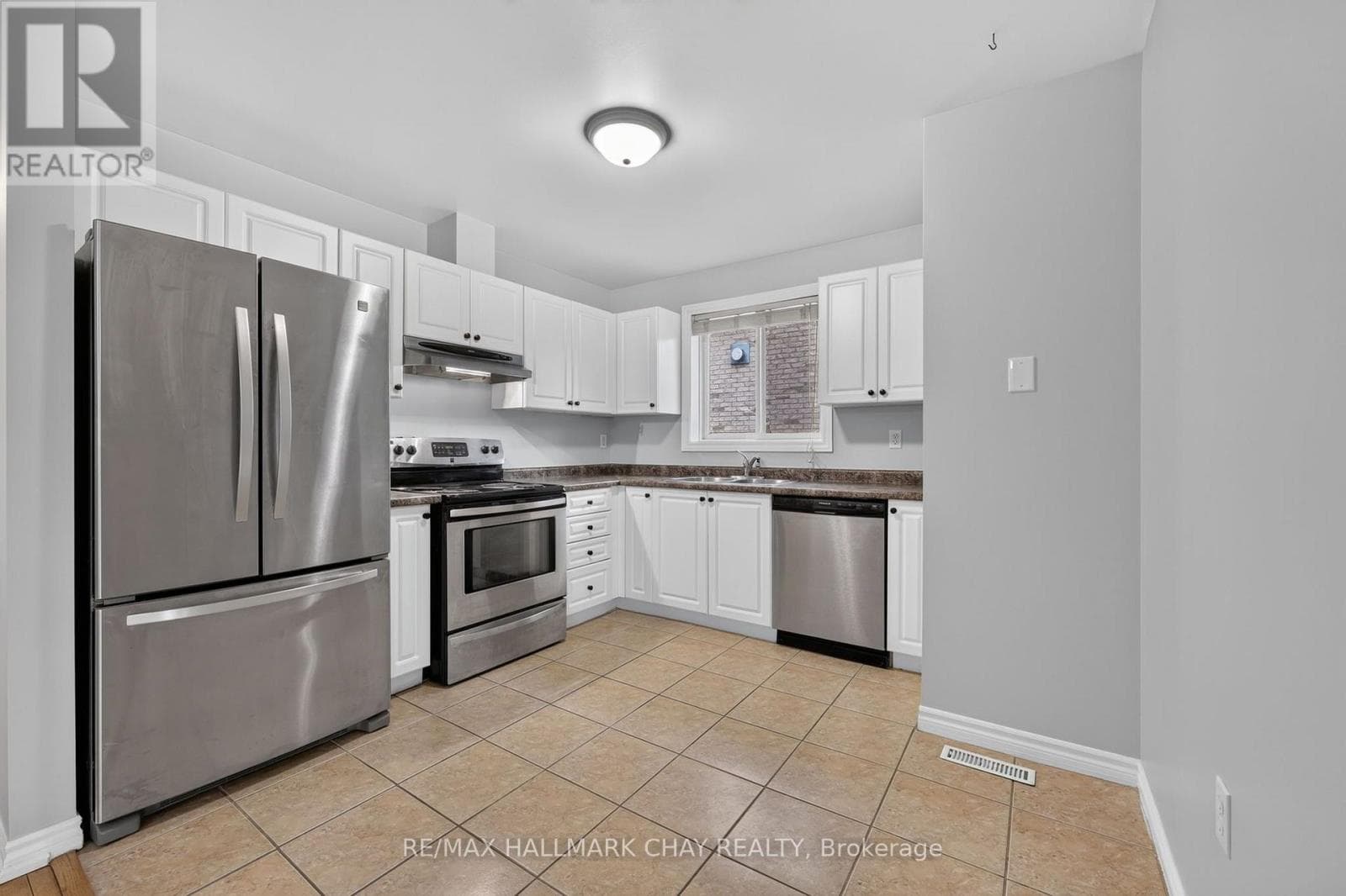 Single Family at 39 Hanmer Street, Barrie (East Bayfield), Ontario - Photo 3 - RE/MAX Garden City Realty