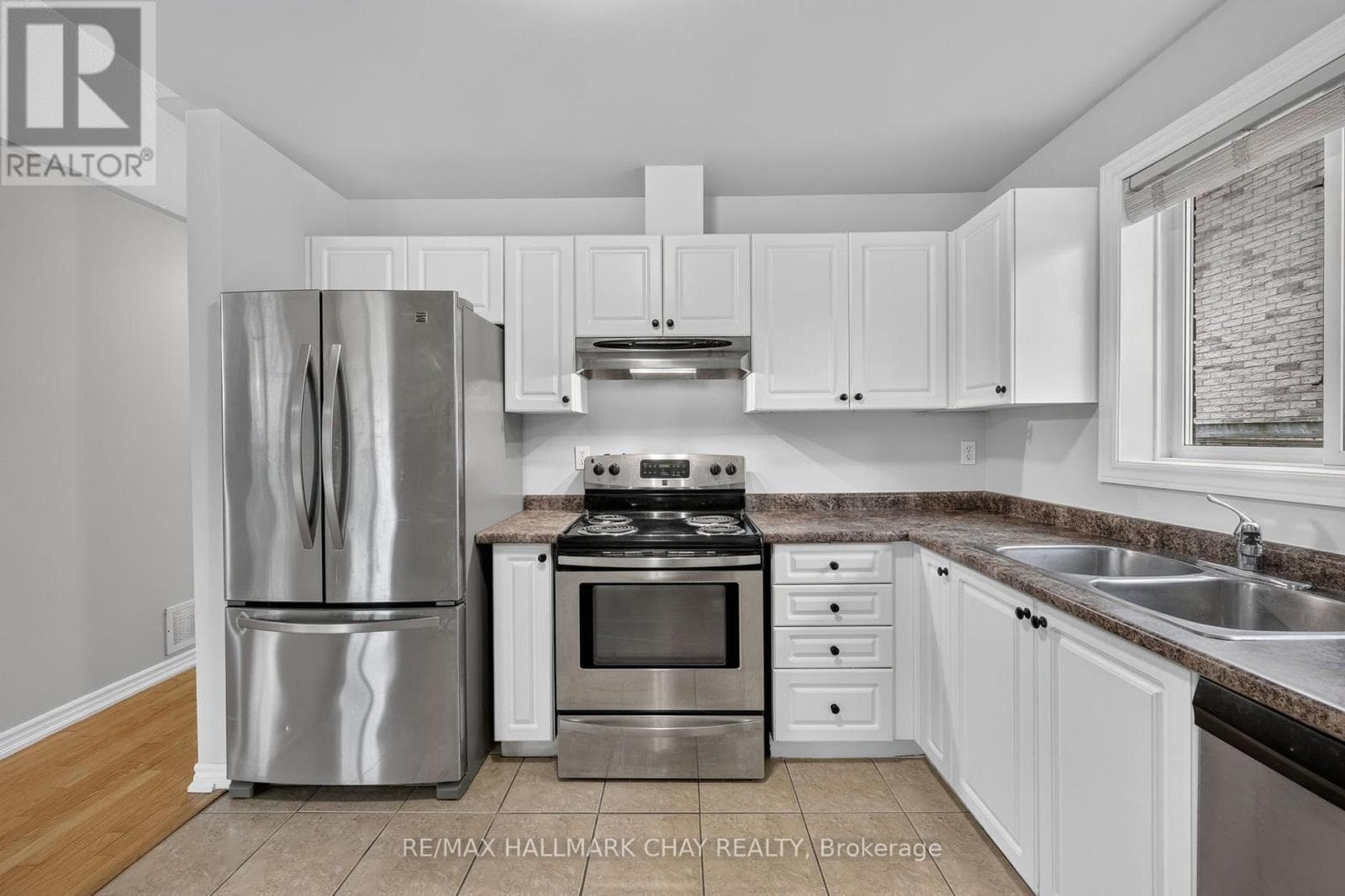 Single Family at 39 Hanmer Street, Barrie (East Bayfield), Ontario - Photo 4 - RE/MAX Garden City Realty