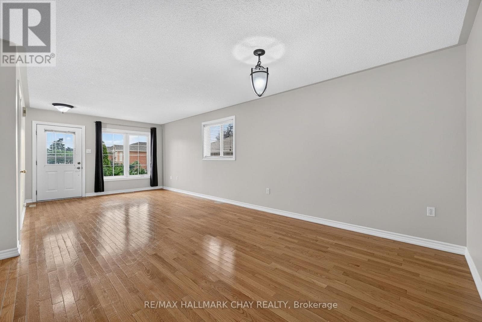 Single Family at 39 Hanmer Street, Barrie (East Bayfield), Ontario - Photo 5 - RE/MAX Garden City Realty