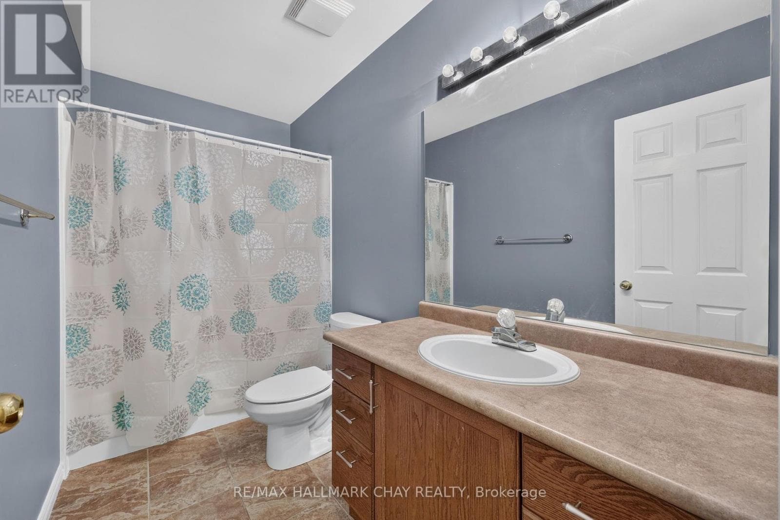 Single Family at 39 Hanmer Street, Barrie (East Bayfield), Ontario - Photo 6 - RE/MAX Garden City Realty
