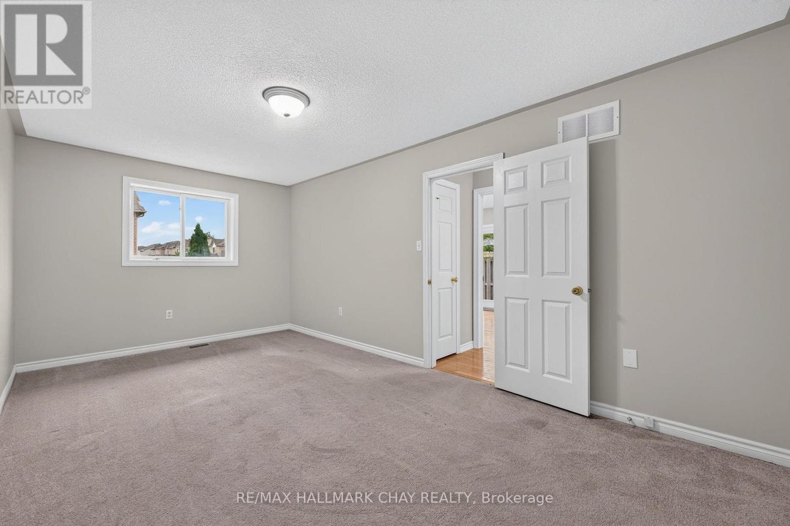 Single Family at 39 Hanmer Street, Barrie (East Bayfield), Ontario - Photo 9 - RE/MAX Garden City Realty