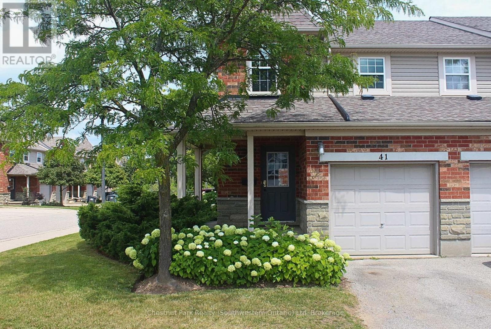 Single Family at 124 Gosling Gardens, Guelph (Clairfields/Hanlon Business Park), Ontario - Photo 2 - RE/MAX Garden City Realty