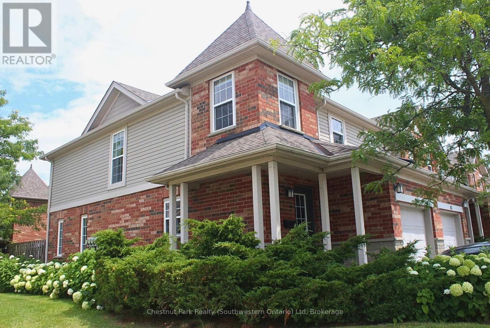 Single Family at 124 Gosling Gardens, Guelph (Clairfields/Hanlon Business Park), Ontario - Photo 3 - RE/MAX Garden City Realty