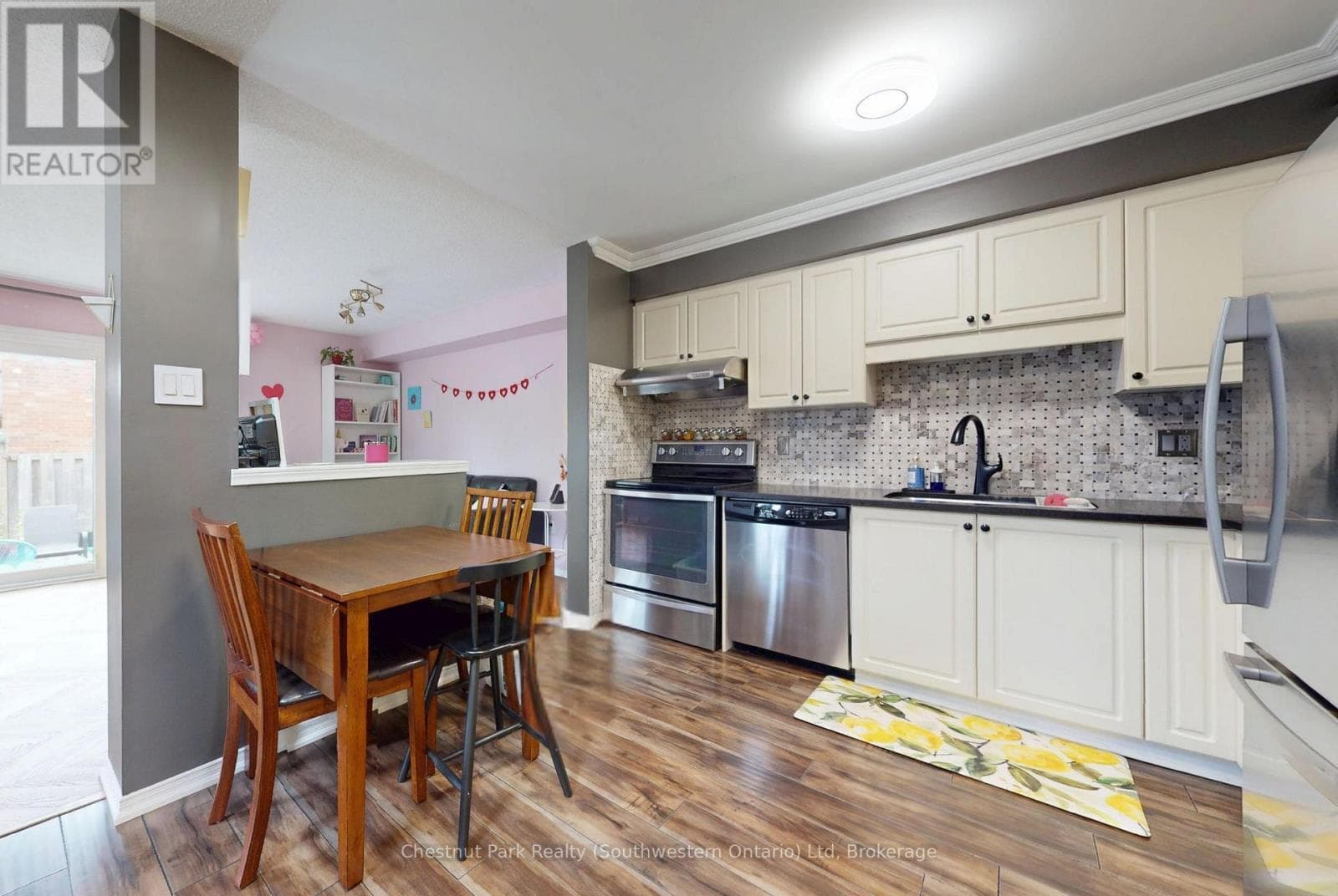 Single Family at 124 Gosling Gardens, Guelph (Clairfields/Hanlon Business Park), Ontario - Photo 7 - RE/MAX Garden City Realty