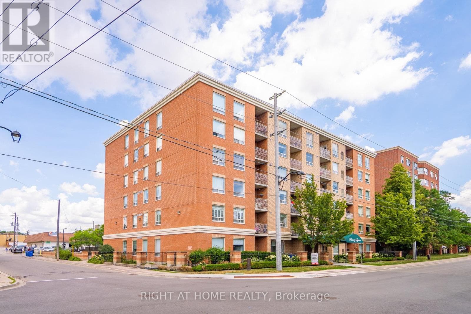 Single Family at 607- 32 Tannery Street, Mississauga (Streetsville), Ontario - Photo 2 - RE/MAX Garden City Realty