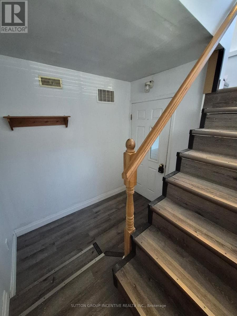 Single Family at Lower- 211 Cliff Road, Barrie (South Shore), Ontario - Photo 3 - RE/MAX Garden City Realty