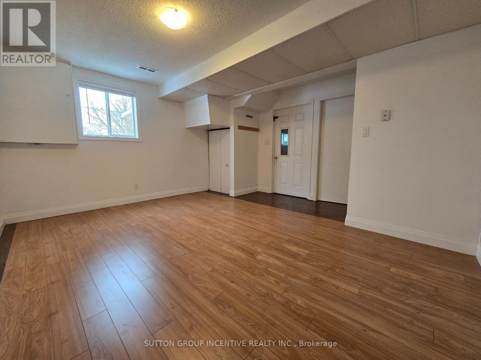 Single Family at Lower- 211 Cliff Road, Barrie (South Shore), Ontario - Photo 4 - RE/MAX Garden City Realty